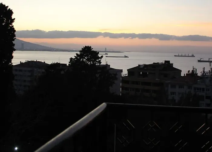 Cozy In Center Of * 伊兹密尔